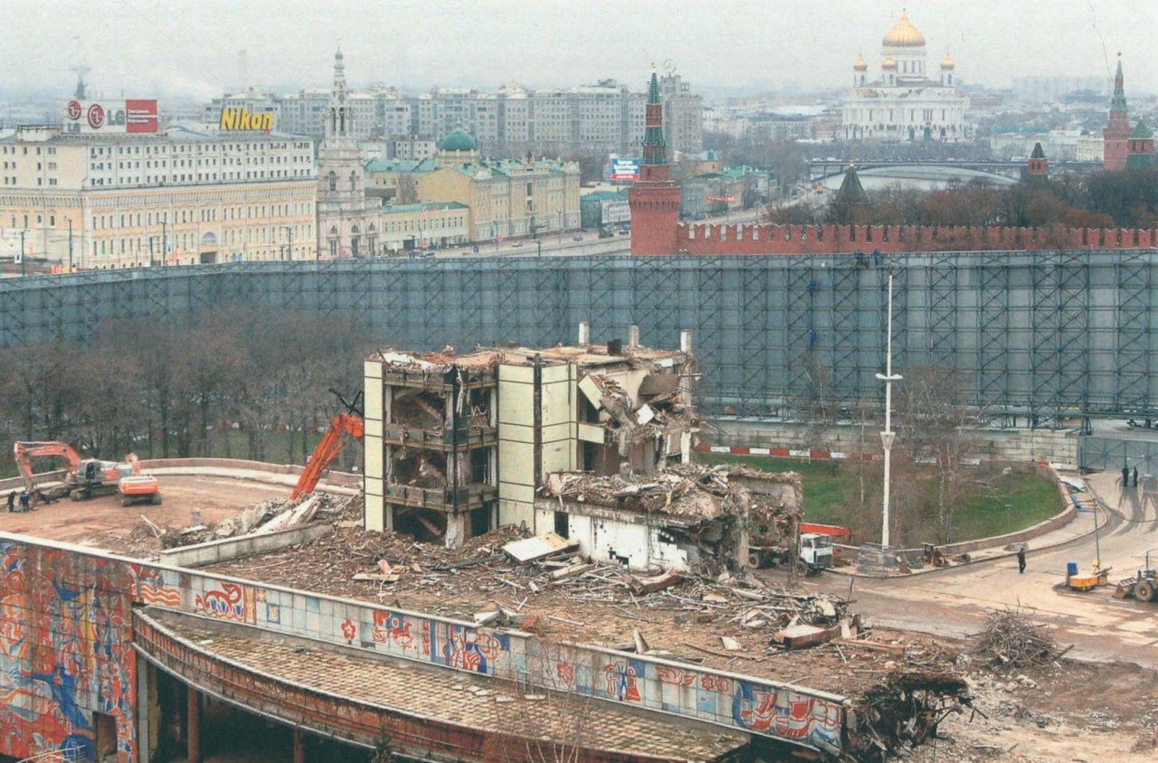 Демонтаж гостиницы «Россия». Руины западного вестибюля. Фото: Г. Сысоев, 5 декабря 2006 г.