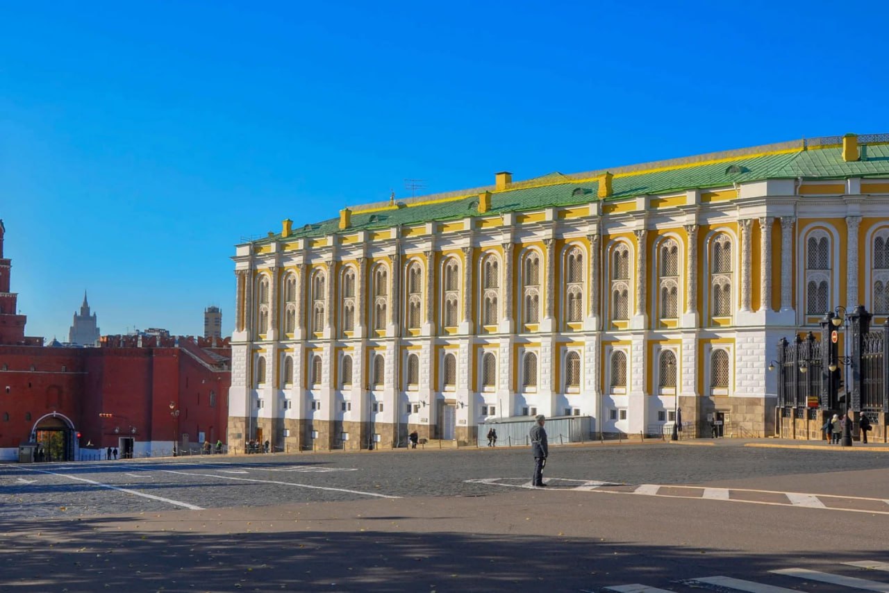 Главный фасад Оружейной палаты в Кремле