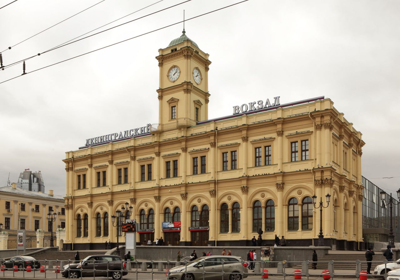 Здание Ленинградского вокзала в Москве